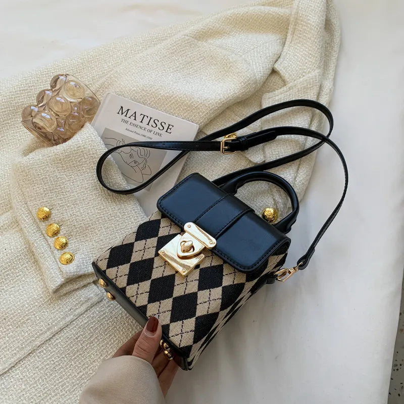Umhängetasche für Damen ⎜ Kompakte Tasche mit Karomuster und Drehverschluss im eleganten Retro-Design