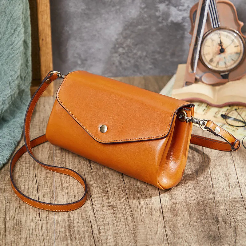 Umhängetasche für Damen ⎜ Elegante Schultertasche aus Echtleder mit sicherem Druckknopf und kompakter Form
