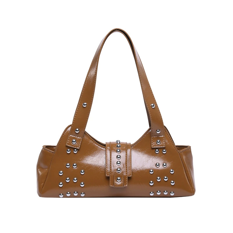 Schultertasche für Damen ⎜ Glänzende Armtasche aus Leder mit Nieten für Streetstyle und Alltag