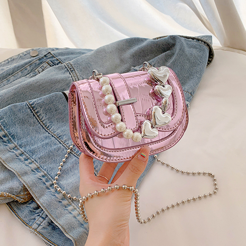 Mini Umhängetasche für Damen ⎜ Modische Satteltasche mit Perlenkette für Party und Streetstyle-Looks