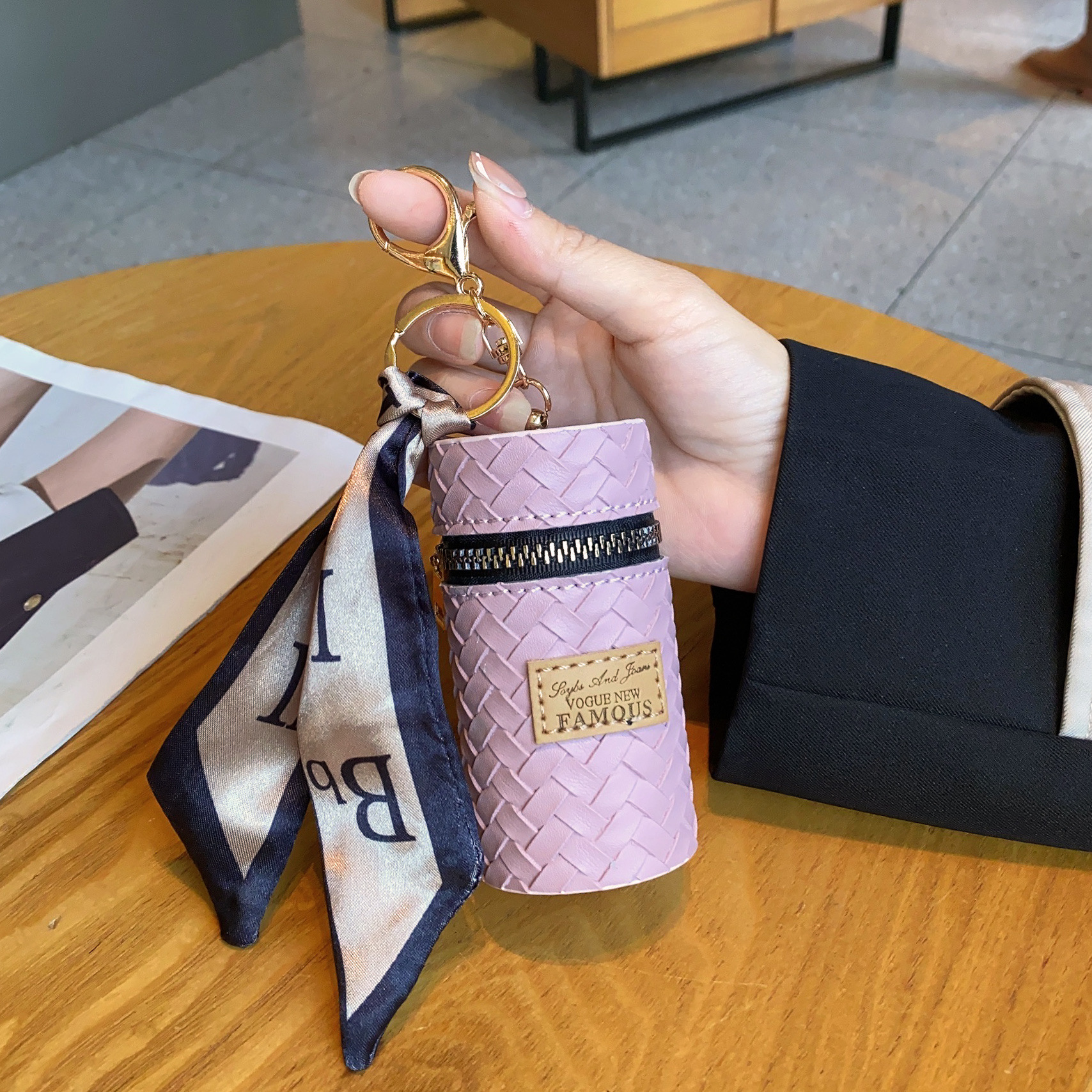 Mini Kosmetiktasche mit Anhänger ⎜ Stilvolle Zylindertasche für Münzen, Lippenstift und Kleinigkeiten unterwegs