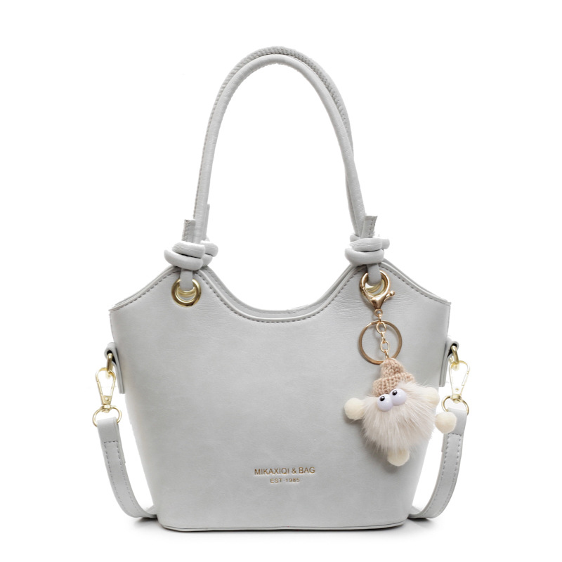 Damen Umhängetasche ⎜ Kompakte PU-Schultertasche mit Reißverschluss und süßem Anhänger für den Alltag