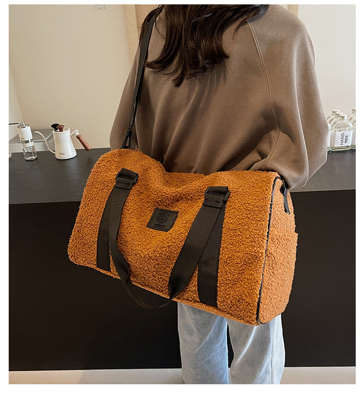 Reisetasche für Damen ⎜ Große Schultertasche aus Teddyfell mit viel Stauraum für Alltag und Wochenendtrips