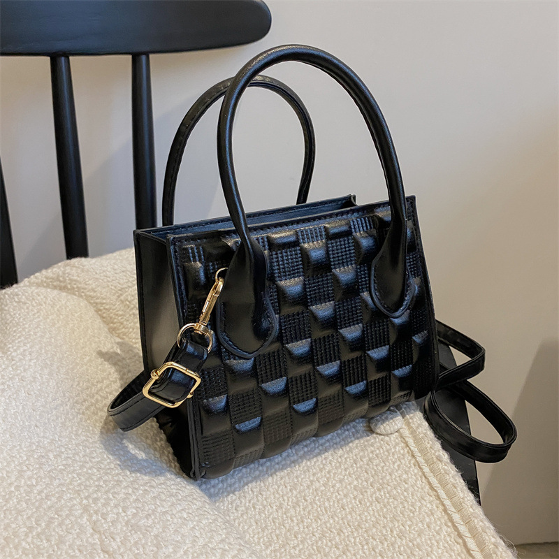 Kleine Umhängetasche für Damen ⎜ Elegante Retro-Tasche im modernen Korbmuster aus Kunstleder