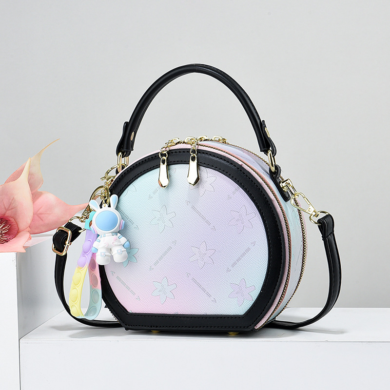 Handtasche für Damen ⎜ Runde Umhängetasche im Pastellstil mit verspieltem Anhänger für Alltag und Freizeit