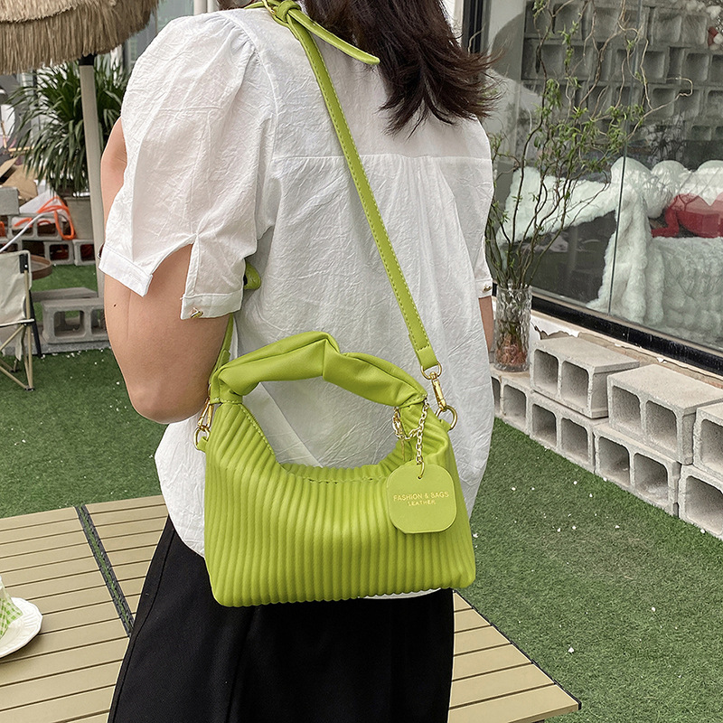 Umhängetasche für Damen ⎜ Kleine gesteppte Handtasche mit Rüschengriff und modernem Design