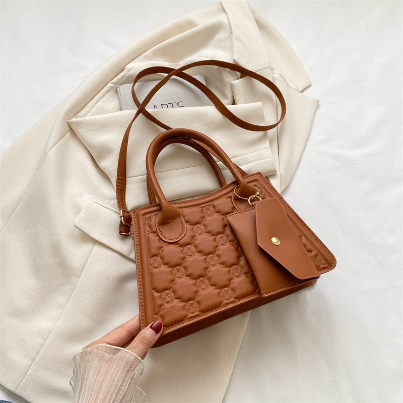 Kleine Umhängetasche für Damen ⎜ Modische Handtasche im quadratischen Design mit praktischer Vorder-Tasche