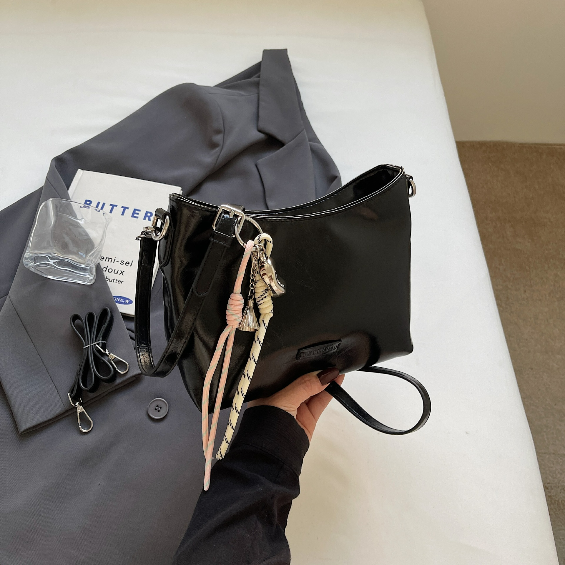 Damen Schultertasche im Bucket-Stil ⎜ Modische Unterarmtasche mit Riemen für Alltag und Freizeit