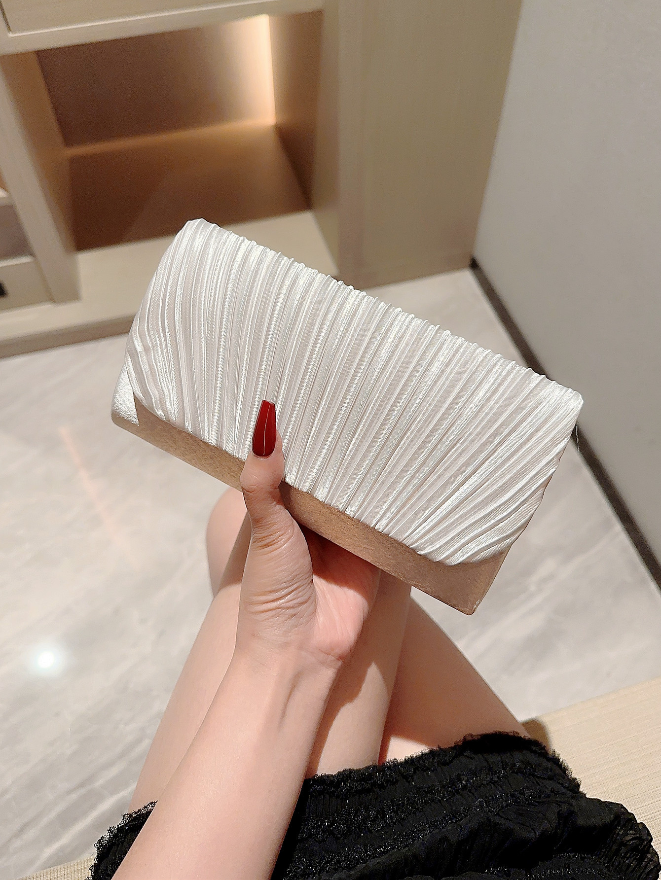 Kleine Clutch für Damen ⎜ Elegante Handtasche mit glänzendem Design für besondere Anlässe
