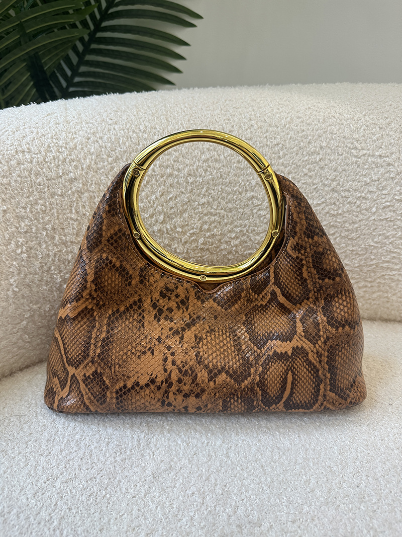 Handtasche mit Metallring ⎜ Weiche Lederoptik Tasche zum Handtragen mit modernem Design und praktischem Griff