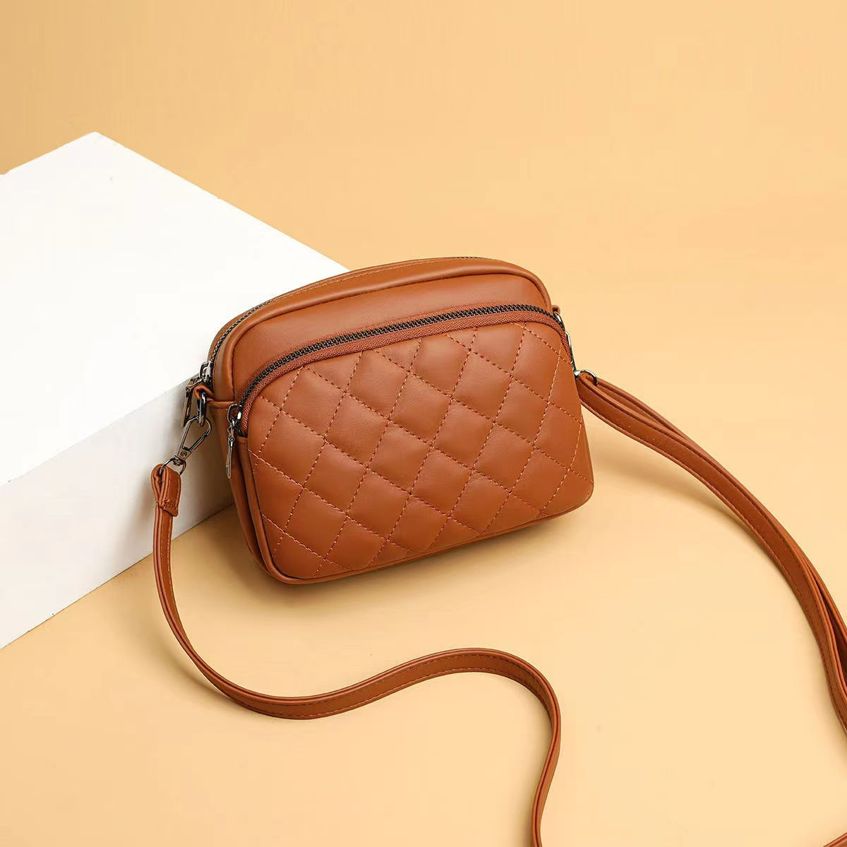 Damen Umhängetasche ⎜ Kompakte Schultertasche mit Steppmuster für Alltag und Freizeitoutfits