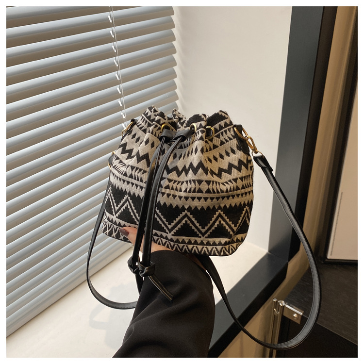 Umhängetasche im Retro-Stil ⎜ Praktische Beuteltasche mit trendigem Muster und verstellbarem Schultergurt