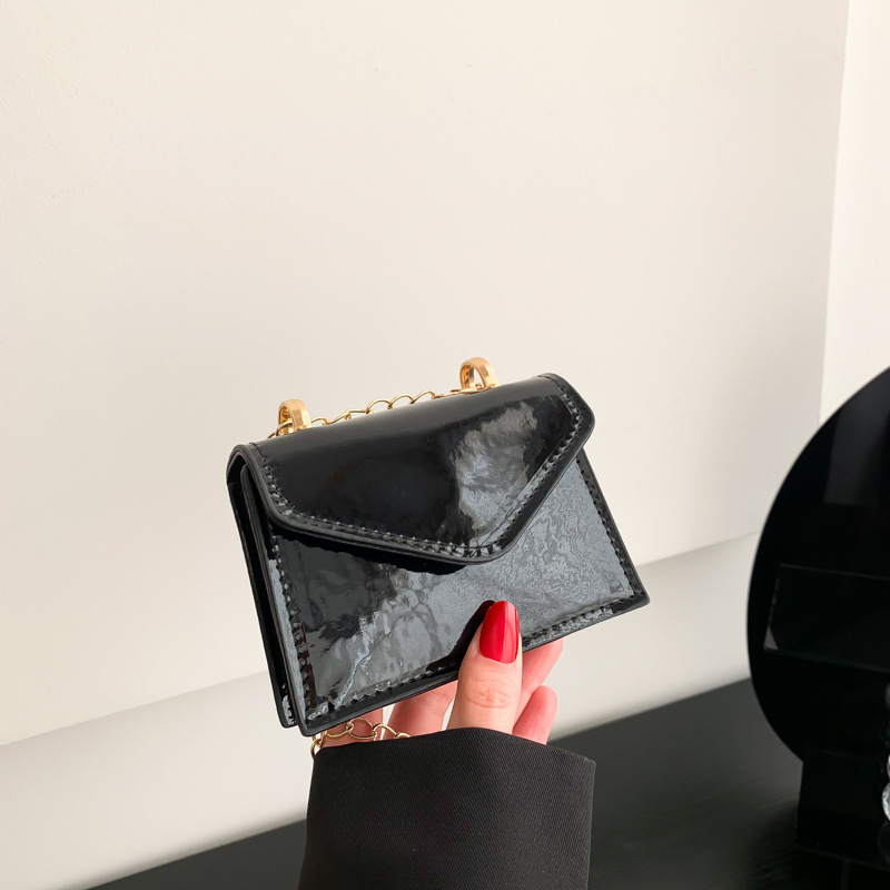 Mini Tasche für Damen ⎜ Glänzende Umhängetasche mit Kette für Lippenstift und Kleinigkeiten