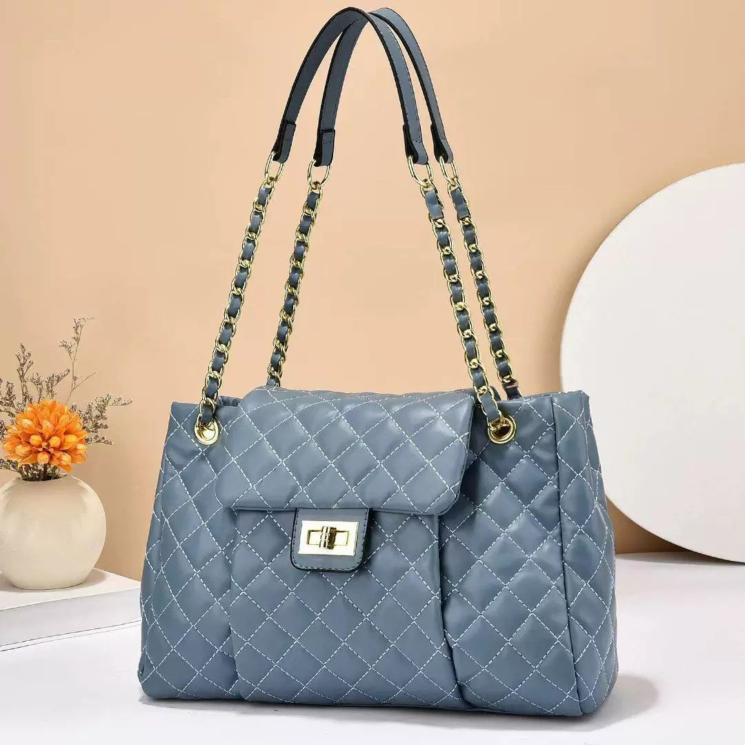 Schultertasche mit Kettenriemen ⎜ Große Damenhandtasche mit Rautensteppung und Sicheren Drehverschluss