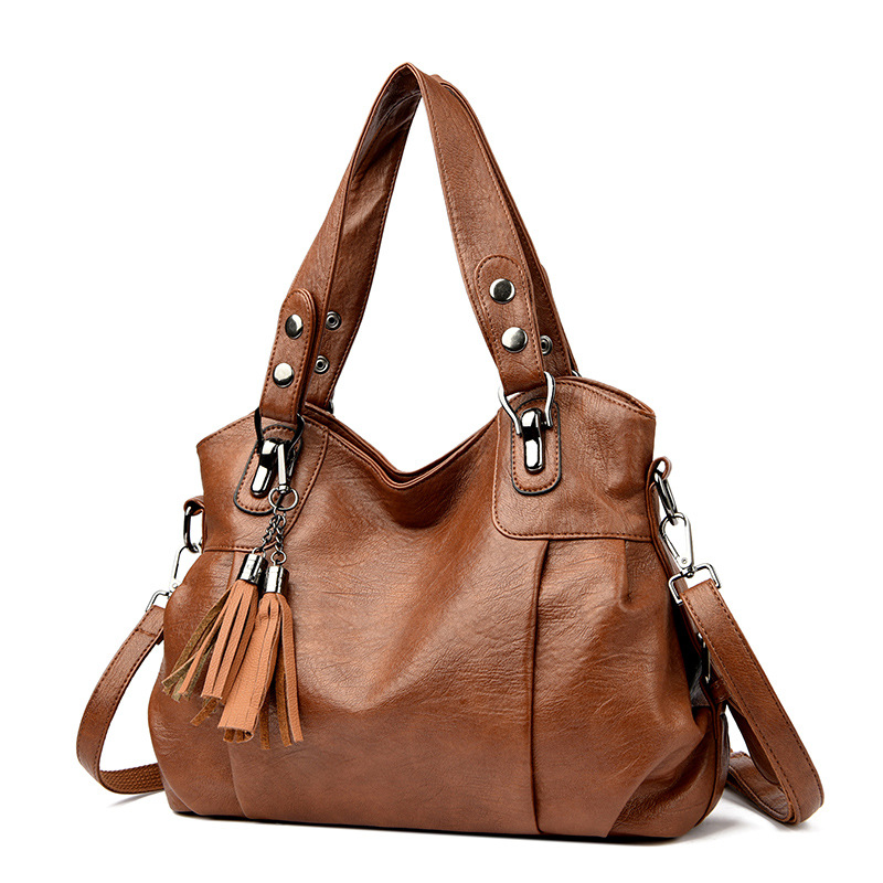 Handtasche für Damen ⎜ Weiche Schultertasche in Lederoptik mit Quastenanhänger und viel Stauraum