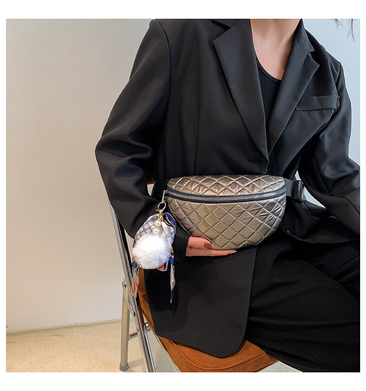 Quilted Umhängetasche für Damen ⎜ Stylische Hüfttasche mit verstellbarem Trageriemen und modernem Design