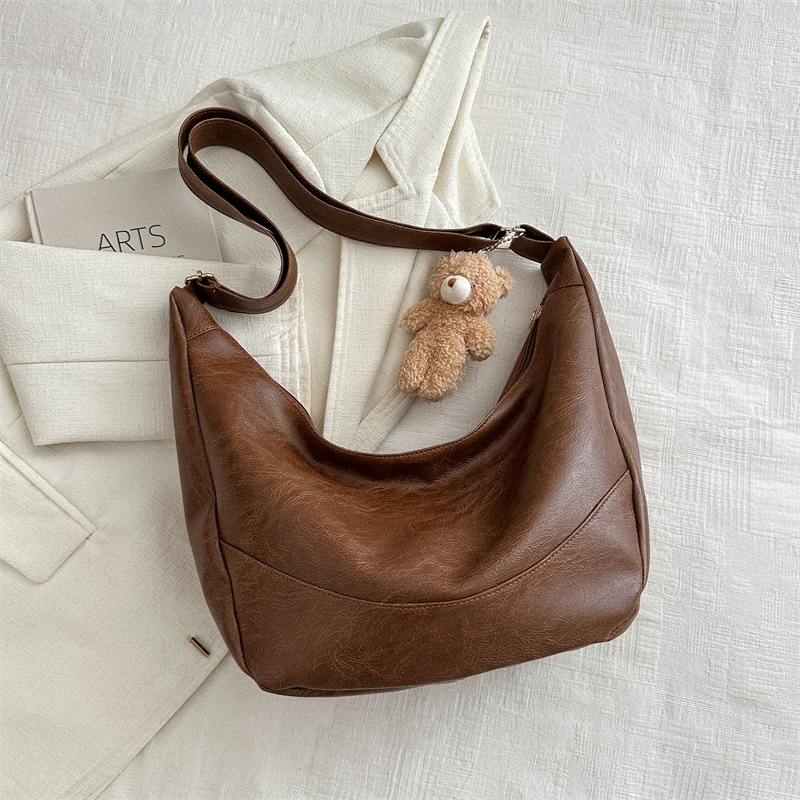 Damen Umhängetasche ⎜ Lässige Schultertasche mit Weichem Design und Abnehmbarem Teddy-Anhänger