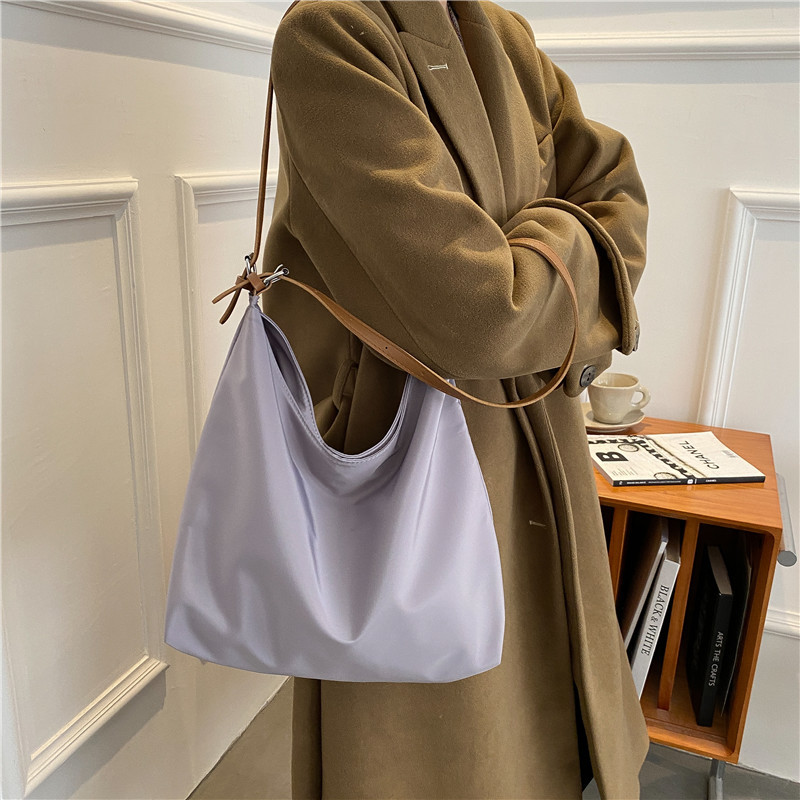 Schultertasche für Damen ⎜ Modernes Design mit praktischer Form und verstellbarem Tragegurt