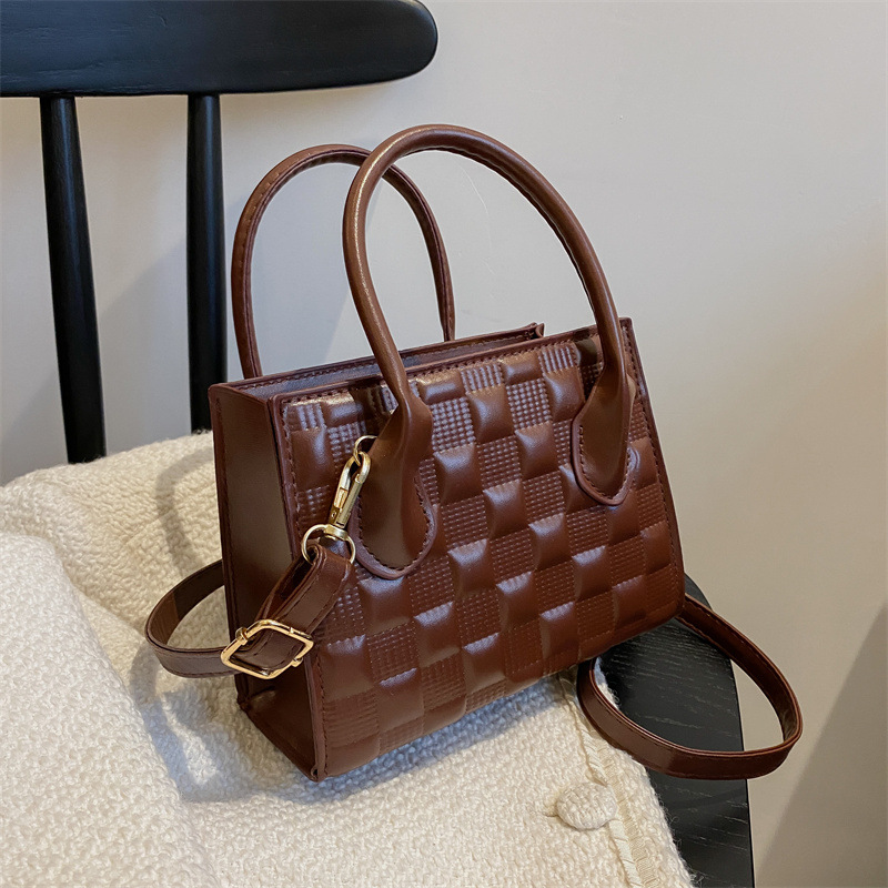 Kleine Umhängetasche für Damen ⎜ Elegante Retro-Tasche im modernen Korbmuster aus Kunstleder