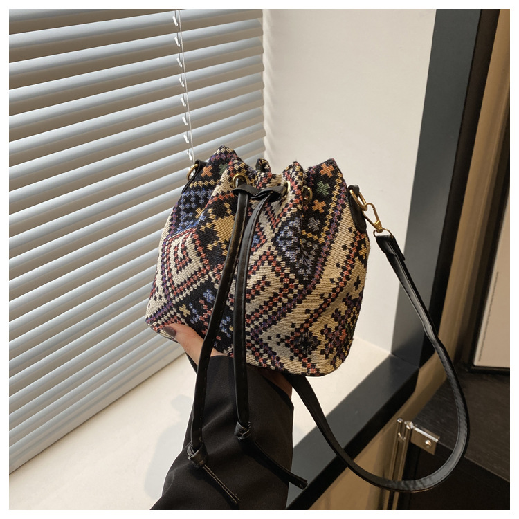 Umhängetasche im Retro-Stil ⎜ Praktische Beuteltasche mit trendigem Muster und verstellbarem Schultergurt