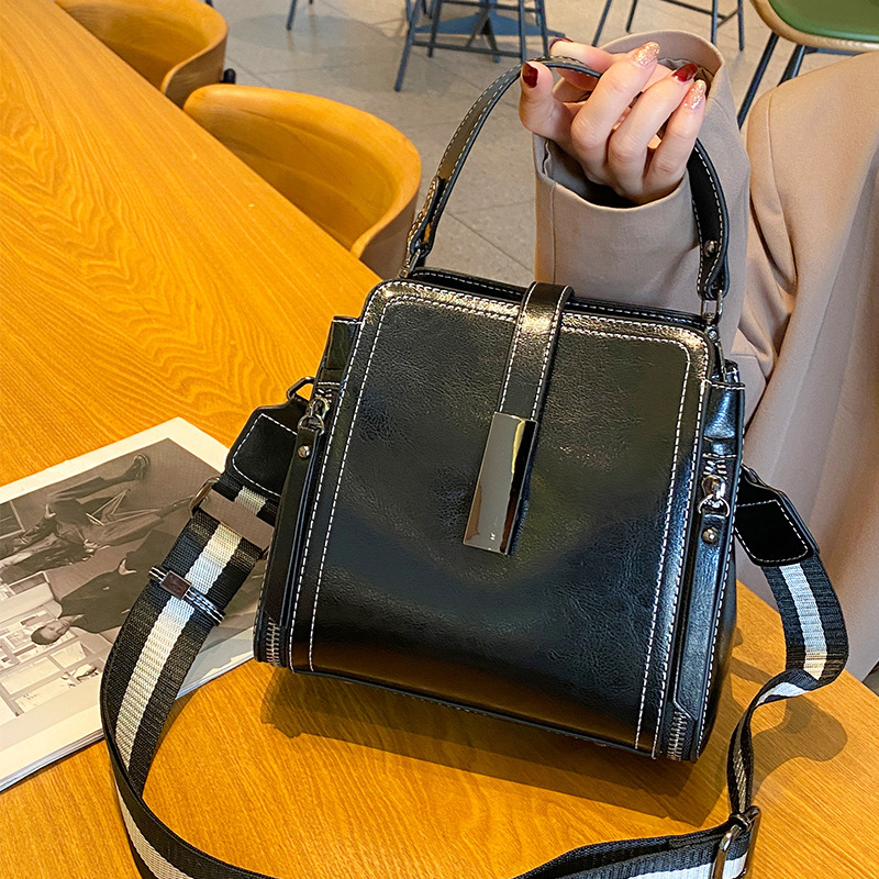 Damen Schultertasche aus Echtleder ⎜ Elegante Umhängetasche für Alltag und Büro mit Kurzgriff und Reißverschluss