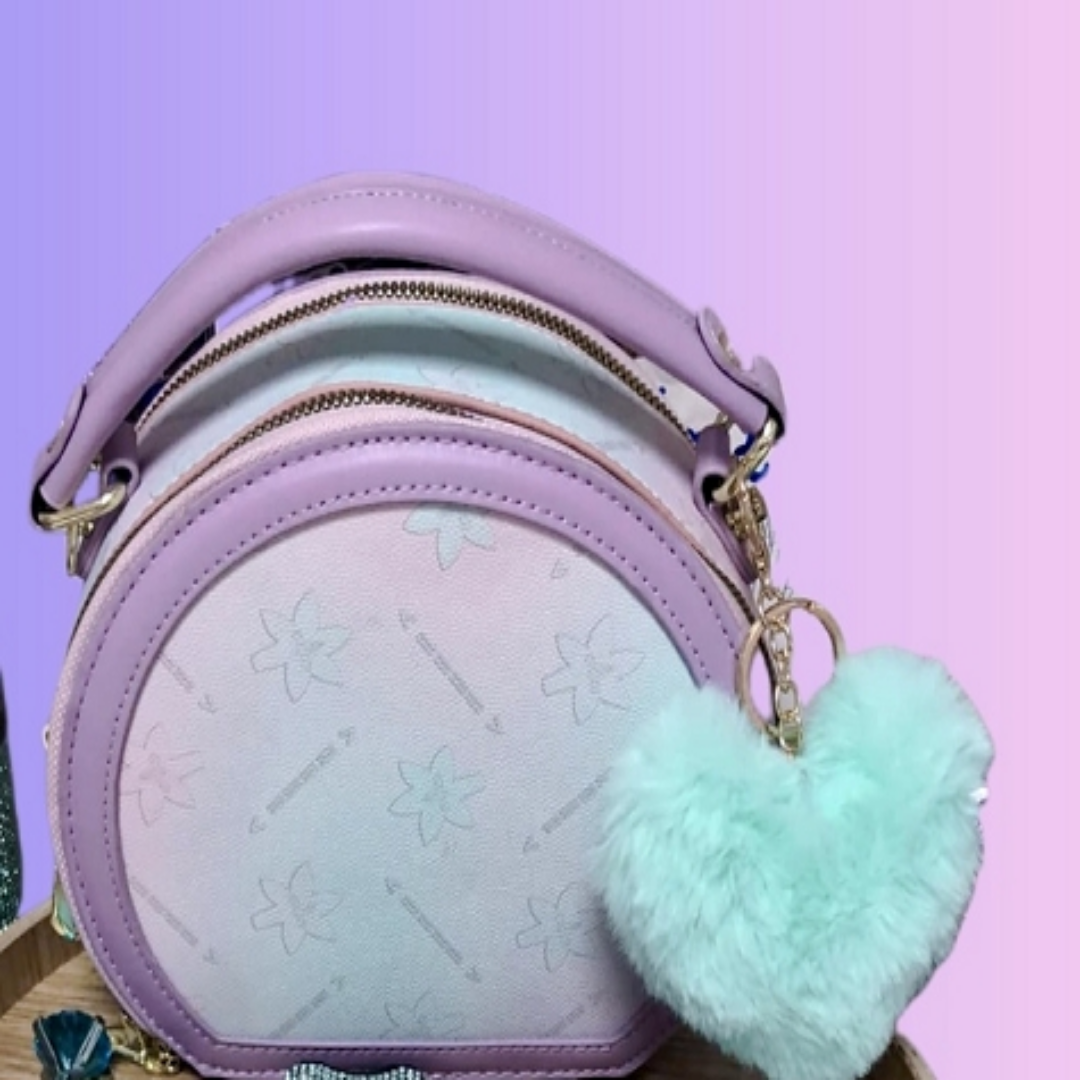 Handtasche für Damen ⎜ Runde Umhängetasche im Pastellstil mit verspieltem Anhänger für Alltag und Freizeit