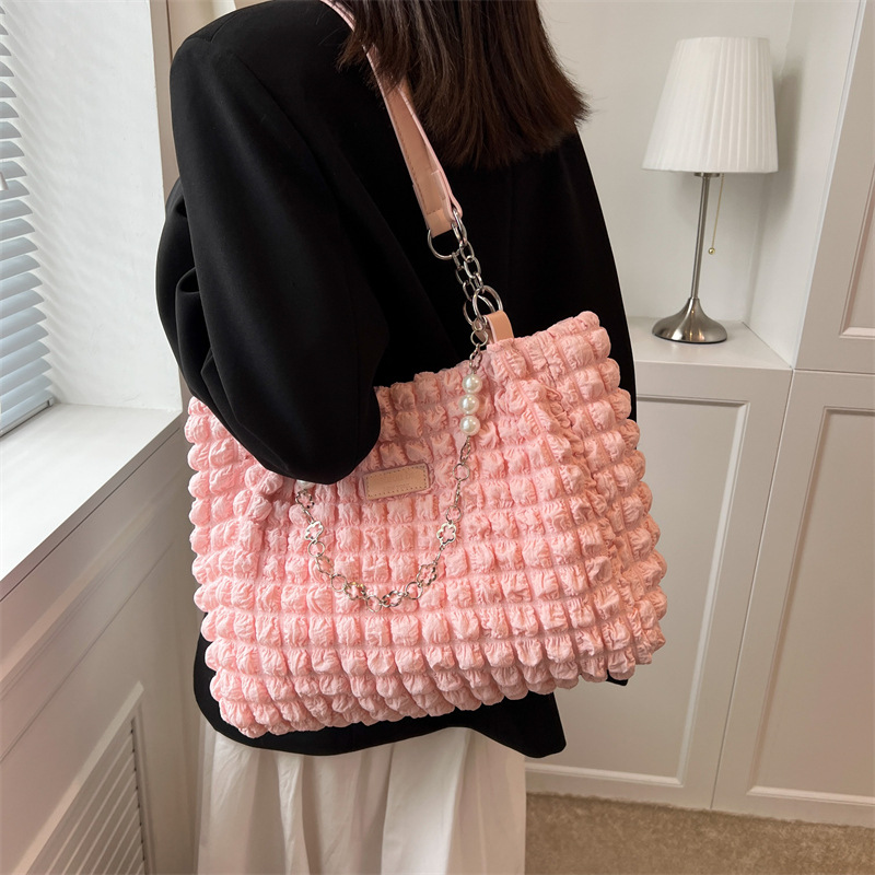 Tote Bag für Damen ⎜ Geräumige Schultertasche aus weichem Stoff mit Perlen- und Kettenakzenten