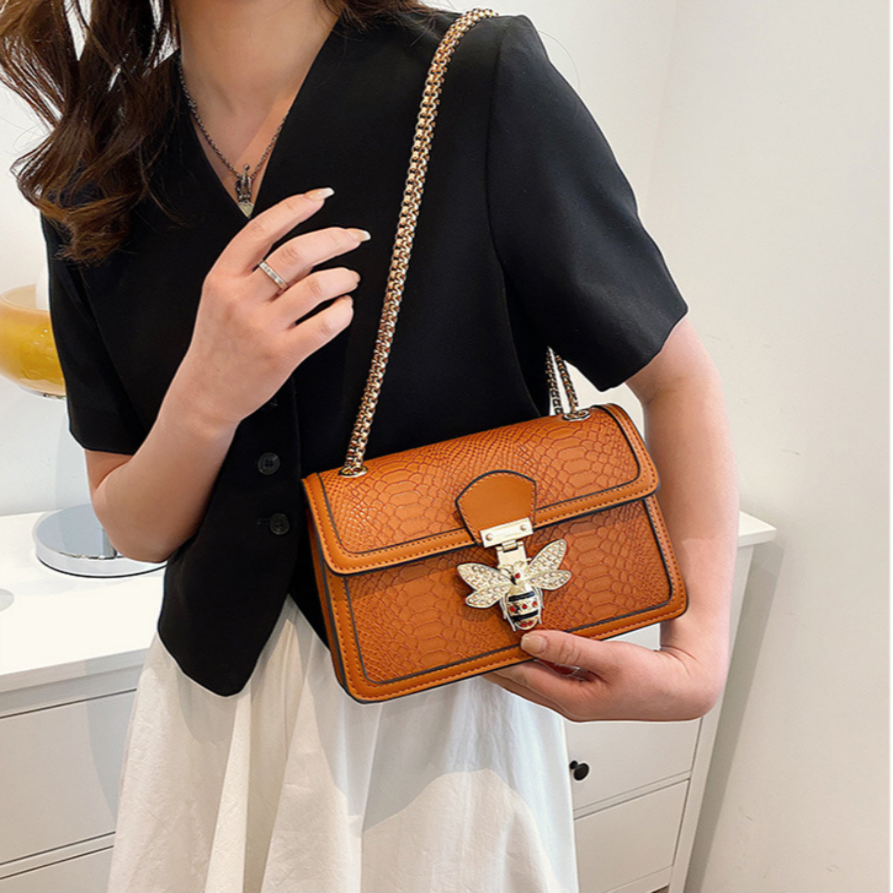 Modische Schultertasche für Damen ⎜ Trendiges Design mit glänzendem Kettenhenkel und auffälligem Verschluss