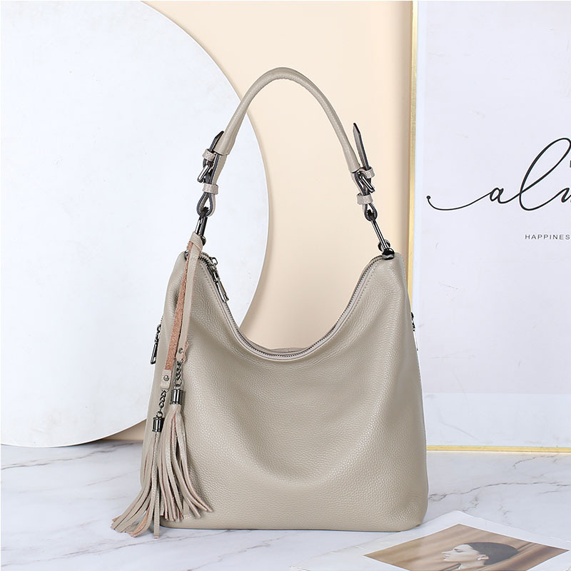 Schultertasche für Damen ⎜ Elegante Hobo-Bag aus Lederoptik mit Quaste und breitem Tragegriff für Alltag und Freizeit