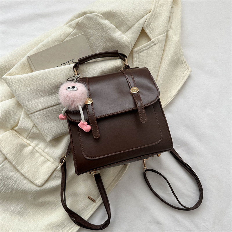Damen Rucksack in Lederoptik ⎜ Stylischer Mini-Rucksack mit Tragegriff und Anhänger für Alltag und Freizeit