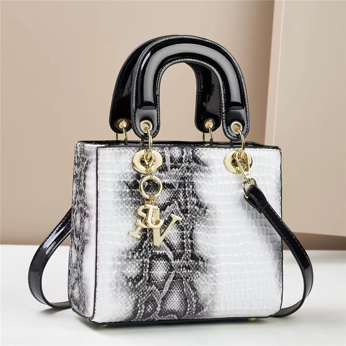 Handtasche für Damen ⎜ Elegante Tragetasche mit Kroko-Optik und abnehmbarem Schulterriemen