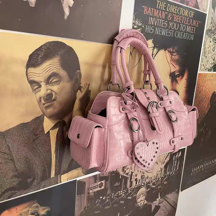 Handtasche mit Nieten und Griff ⎜ Kleine Umhängetasche für Damen im Krokolook mit Verstellbarem Riemen