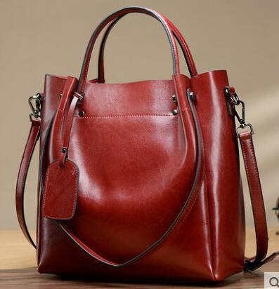 Damen Ledertasche ⎜ Robuste Schultertasche in edler Optik für Büro und Alltag