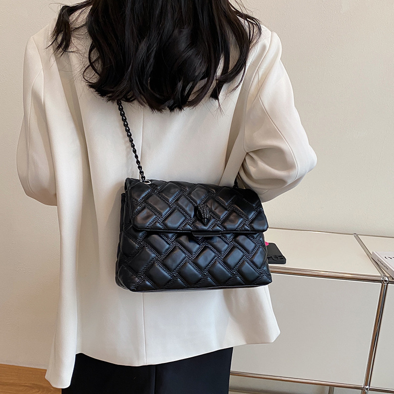Damen Umhängetasche ⎜ Gestepptes Design mit Kette für Alltag und besondere Anlässe