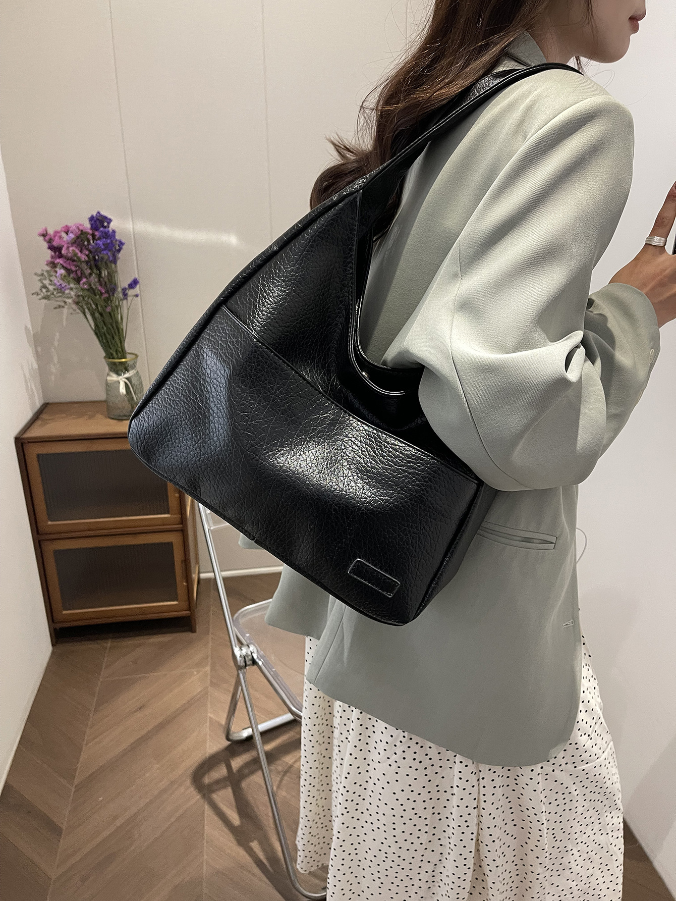 Damentasche im Hobo-Stil ⎜ Geräumige Schultertasche aus Leder für den Alltag und Büro