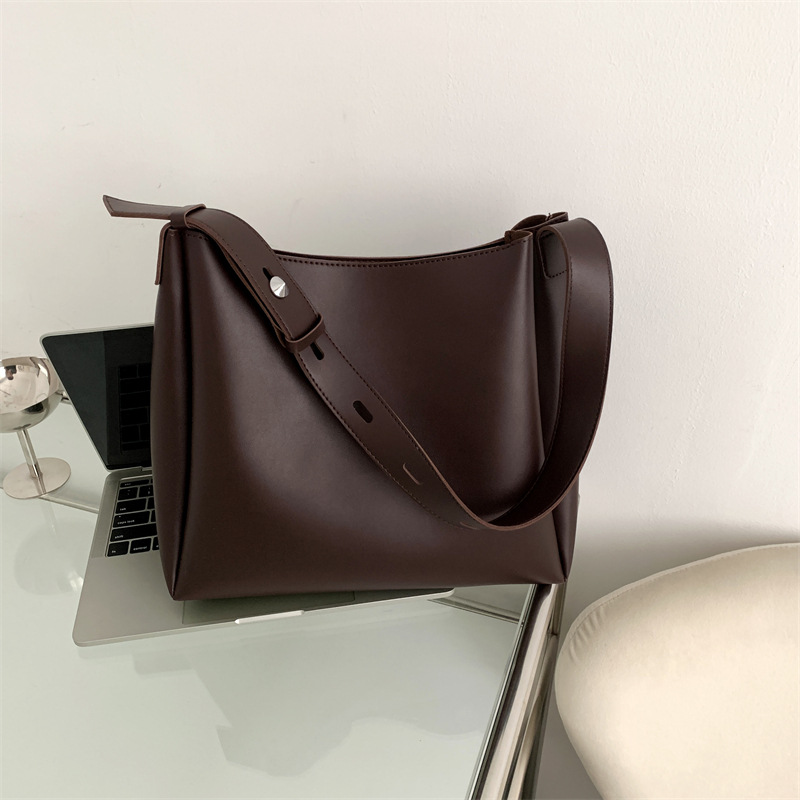 Große Schultertasche für Damen ⎜ Praktisches Design mit verstellbarem Tragegurt und zusätzlicher Tasche