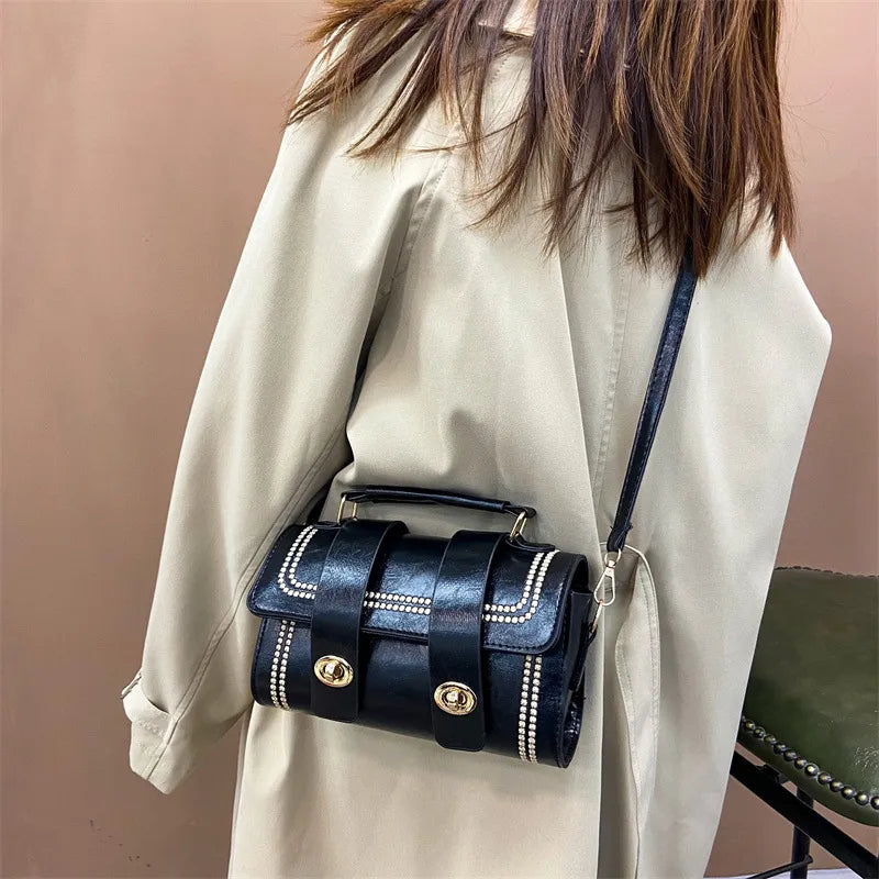 Handtasche für Damen ⎜ Vielseitige Umhängetasche mit Tragegriff und dekorativen Details für Alltag und Ausgehen