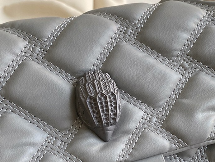 Damen Umhängetasche ⎜ Gestepptes Design mit Kette für Alltag und besondere Anlässe