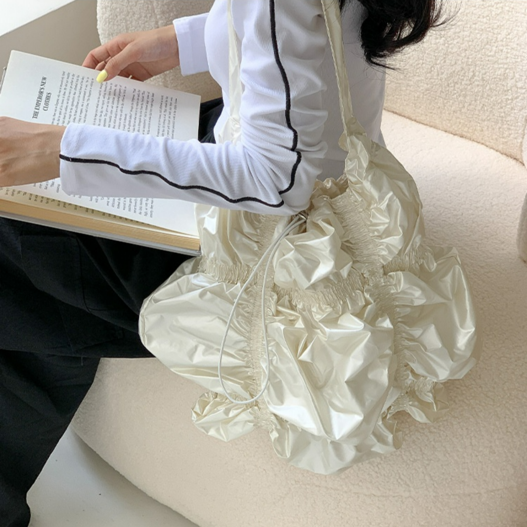 Faltentasche für Damen ⎜ Besondere Design mit Rüschen und großzügigem Stauraum