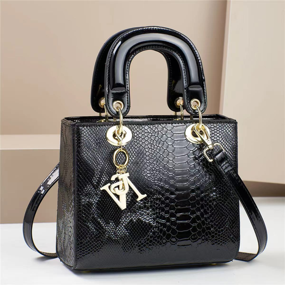 Handtasche für Damen ⎜ Elegante Tragetasche mit Kroko-Optik und abnehmbarem Schulterriemen