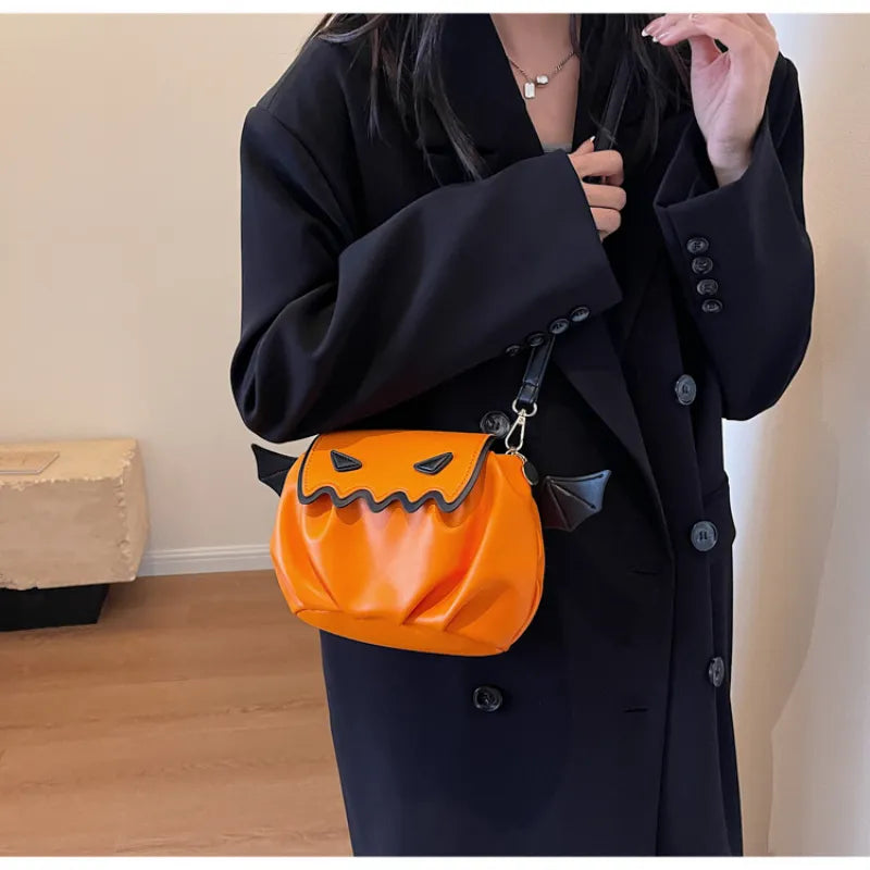 Umhängetasche für Damen ⎜ Verspielte Cloud-Bag mit Falten-Design und kontrastfarbenen Flügel-Details für besondere Anlässe