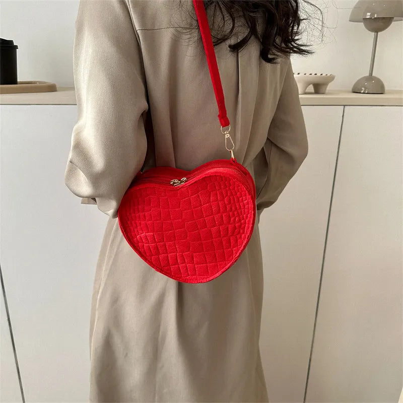 Umhängetasche für Damen ⎜ Gepolsterte Schultertasche in Herzform mit Reißverschluss für Alltag und Freizeit