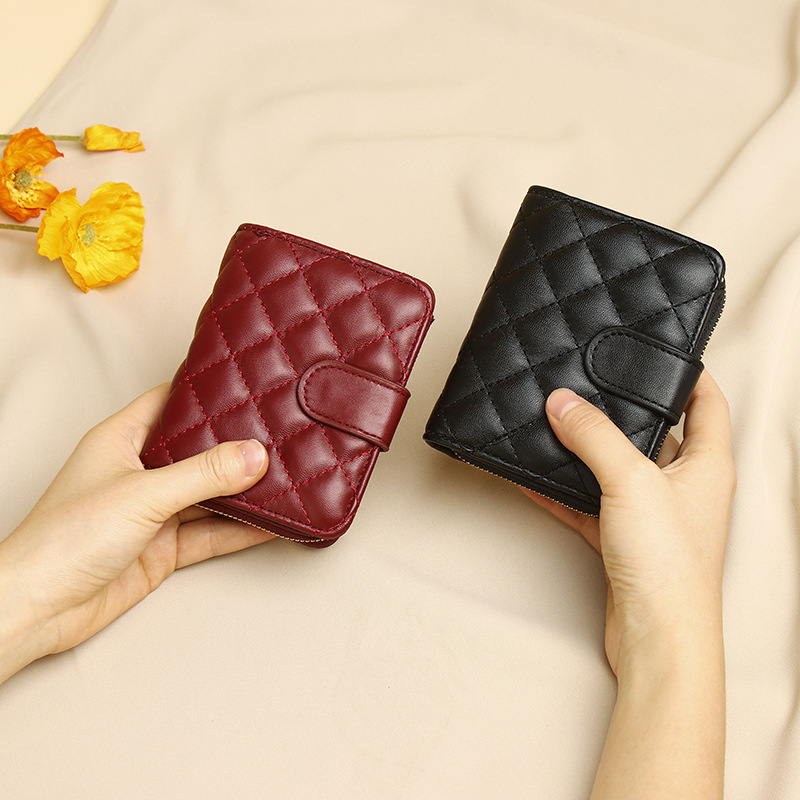 Damen Geldbörse mit Druckknopf ⎜ Kompakte Brieftasche mit Rautensteppung und Münzfach im eleganten Design