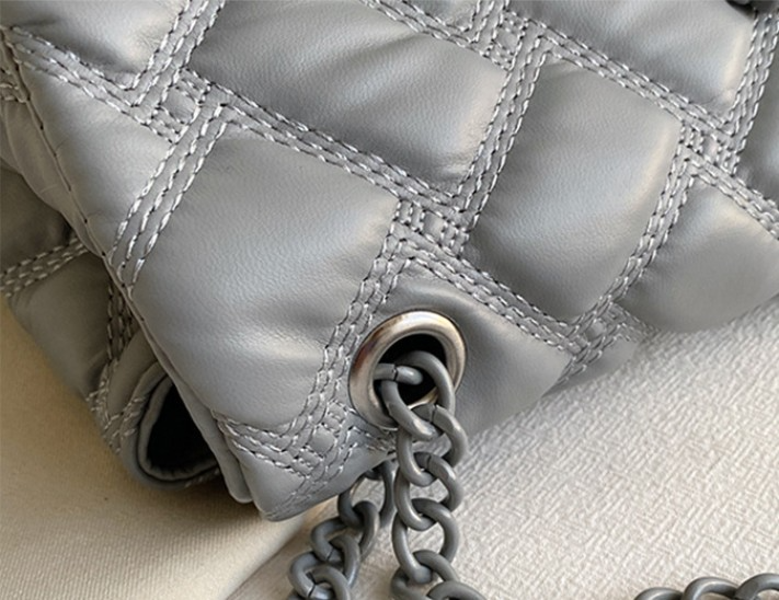 Damen Umhängetasche ⎜ Gestepptes Design mit Kette für Alltag und besondere Anlässe