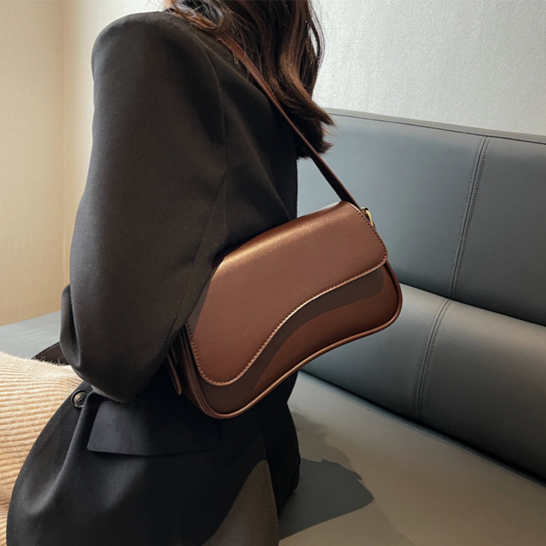 Umhängetasche für Damen ⎜ Schlichte Handtasche aus Kunstleder mit schickem Magnetverschluss