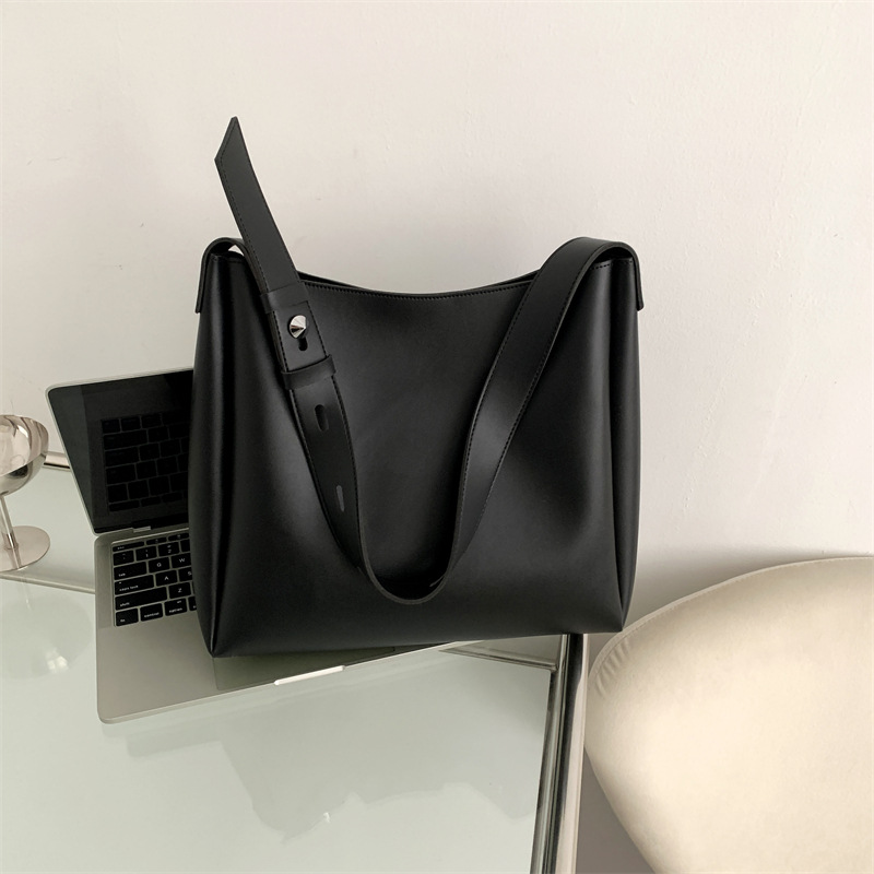 Große Schultertasche für Damen ⎜ Praktisches Design mit verstellbarem Tragegurt und zusätzlicher Tasche