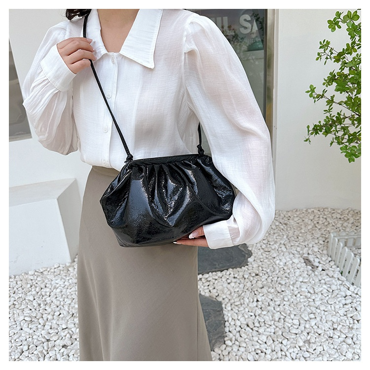 Schultertasche für Damen ⎜ Stilvolle Crossbody-Bag im metallischen Design für einen modernen Look