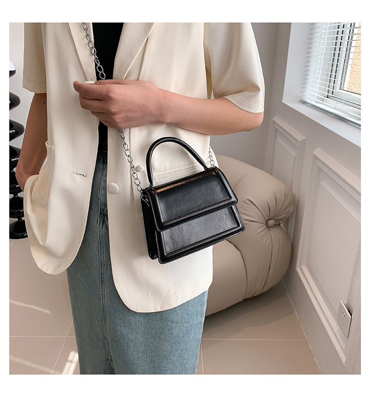 Damen Umhängetasche in Metallic-Optik ⎜ Kleine Handtasche mit Kette für Party und Alltag