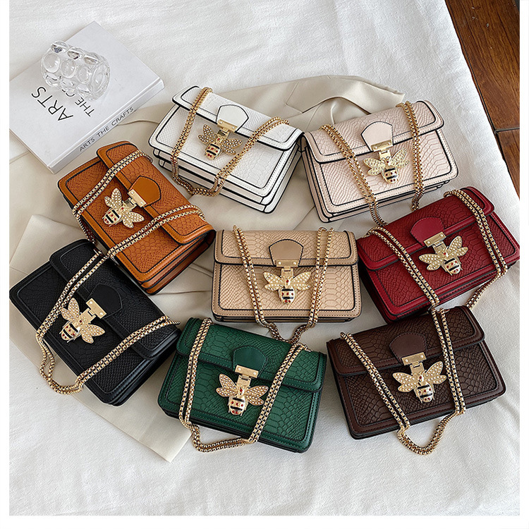 Modische Schultertasche für Damen ⎜ Trendiges Design mit glänzendem Kettenhenkel und auffälligem Verschluss