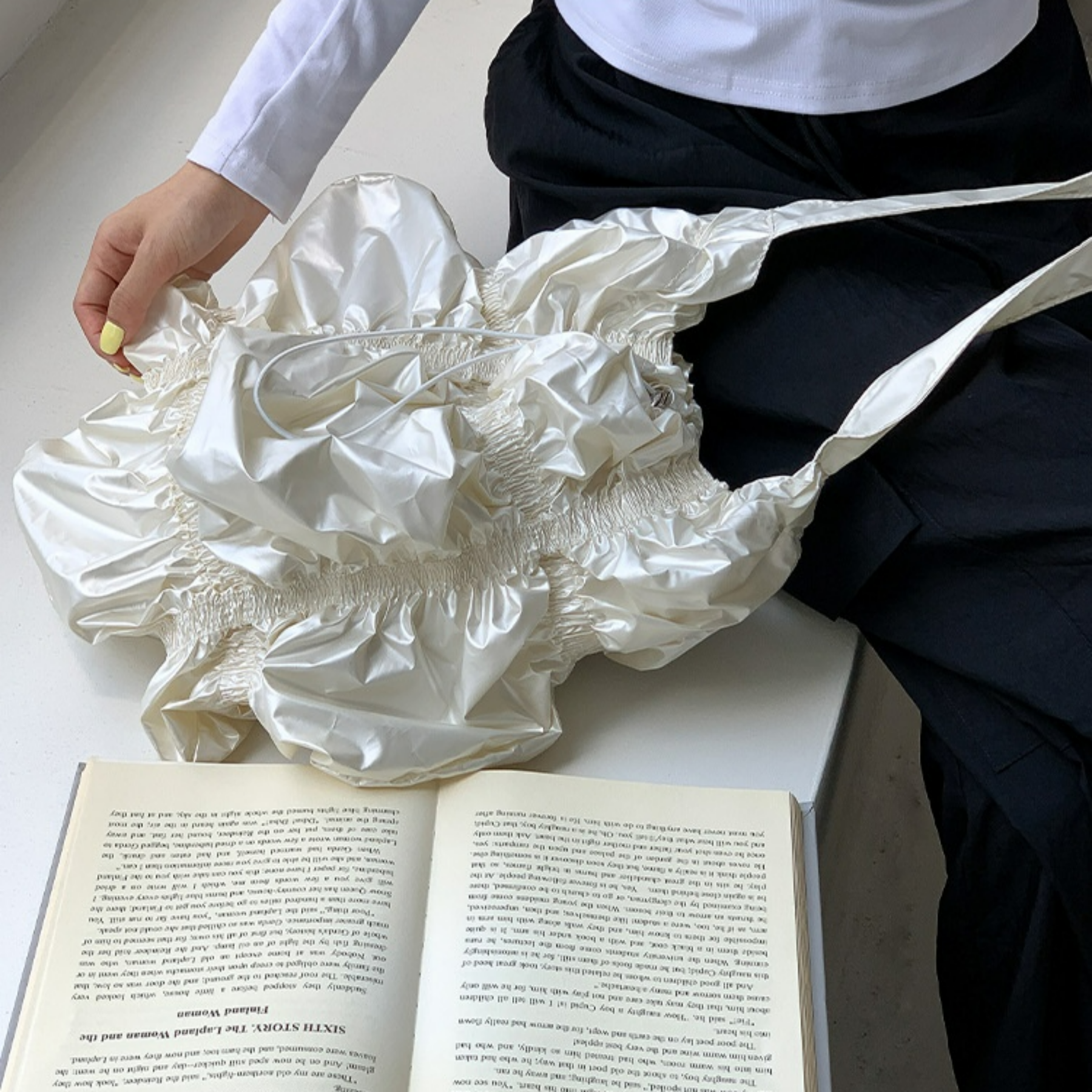 Faltentasche für Damen ⎜ Besondere Design mit Rüschen und großzügigem Stauraum